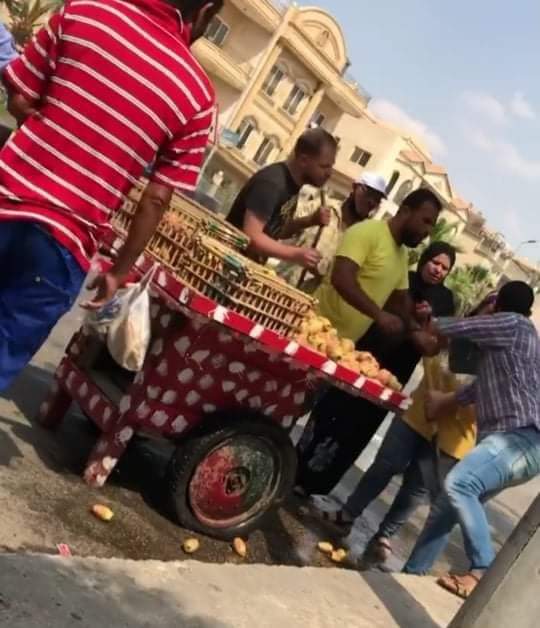 رئيسة حي التجمع الخامس تطبق القانون بالتعدى على بائع متجول ورمى بضاعته في الشارع