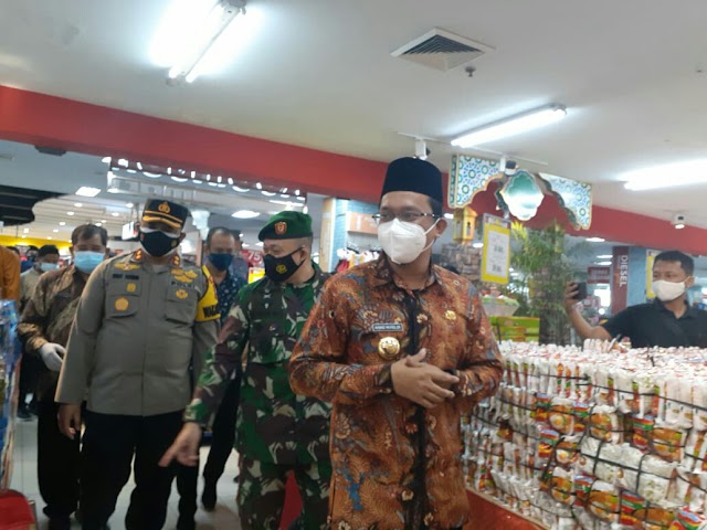 Jelang Hari Raya Idul Fitri 1442 H , Bupati Gus Muhdlor  Sidak Mamin di Supermarket
