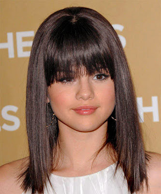 alt="Selena Gomez,Blunt Bangs,round face,round face bangs,hair bangs,celebrity hair styles,hair fringe,hair cutting styles"