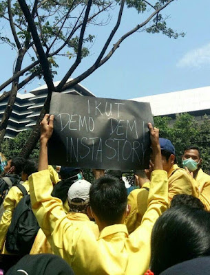  Demo merupakan sebuah acara untuk memberikan aspirasi rakyat wacana suatu dilema k 15 Meme Poster Lucu Demo Mahasiwa yang Bikin Ngakak