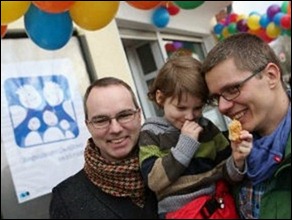 The Regenbogenfamilien Zentrum 01