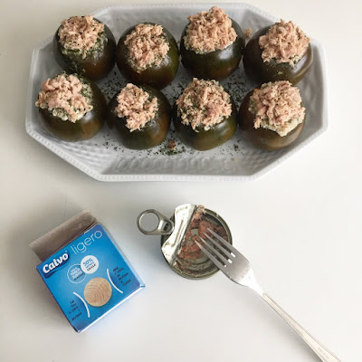 Tomates rellenos de ensaladilla de quinoa y atún