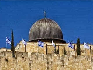 Bendera Zionis di Masjid Al Aqsha (foto InfoPalestina)