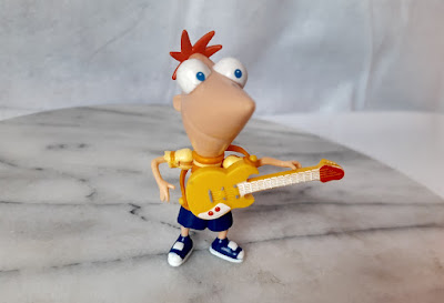 Boneco articulado do Phineas com guitarra  let's rock , 6 cm de altura R$20,00