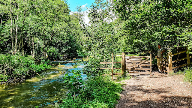 Dovedale-ścieżka wzdłuż rzeki Dove