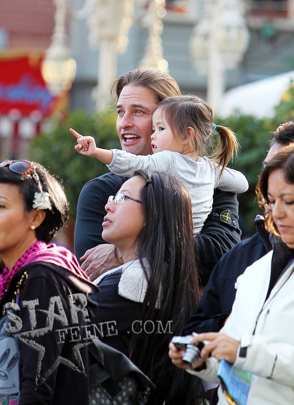 FOTOS - Josh Holloway y su hija Java en Disneyland [10 