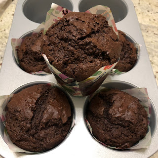 Muffins géants triple chocolat après cuisson dans moule Wilton