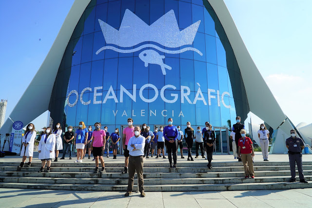 Foto de grupo con los profesionales del Oceanogràfic