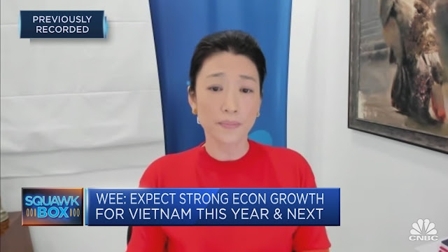 Đại diện ngân hàng Standard Chartered đang chia sẻ về triển vọng kinh tế Việt Nam giai đoạn 2021, 2022 trên CNBC