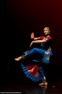 TEATRO GRECO DI ROMA Rassegna "Che Danza Vuoi?" XIV ediz. - 2011 ASSOCIAZIONE CULTURALE ORCHESTÉS presenta  "MATRI"  DEE E DONNE DALLE DANZE DELL'INDIA DEL SUD Marialuisa Sales e Marzia Colitti  Foto: Barbara Abate  19 ottobre 2011 Marialuisa Sales e Marzia Colitti Danze Liturgiche e Danze d’Amore dalla tradizione sacra dell’India. Protagoniste sono sempre le donne, donne innamorate, donne che si rapportano al loro Amato o alla Divinità, in una progressione di stati ove l’Amore umano si trasforma nell’Amore Divino. Foto: Barbara Abate