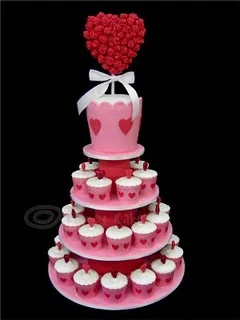 Torre de cupcakes con pastel y corazon en 3D.