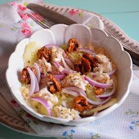  Salada de couscous, queijo cabra, pepino e noz caramelizada