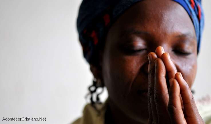 Mujer cristiana de Nigeria orando