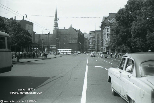 Август 1972 года. Рига. На улице Ленина. Слева известные всем Рижанам часы, справа - кафе "Luna"