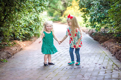 Wizard of Oz inspired family and children's photo shoot. Yellow Brick Road photo shoot. Photo by Elles Photography