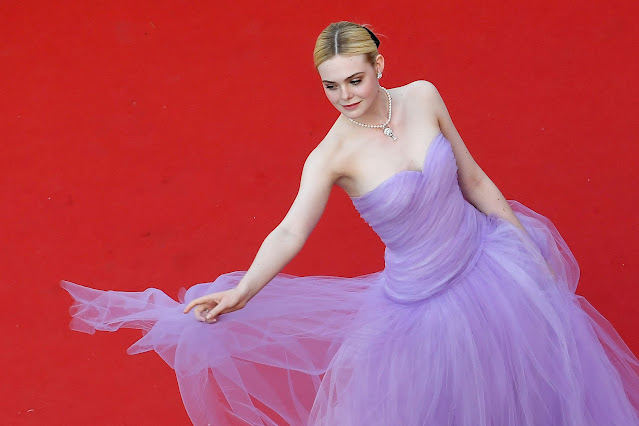 Xinh như công chúa với 15 bộ váy đặc sắc, Elle Fanning đốn tim hàng triệu người mỗi khi cô xuất hiện trên thảm đỏ