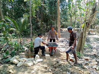 Ciptakan Lingkungan Sehat, Bhabinkamtibmas Kerja Bakti Bersama Warga Desa Binaannya
