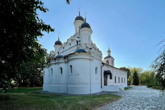 Карамышевская набережная, храм Троицы Живоначальной в Хорошёво
