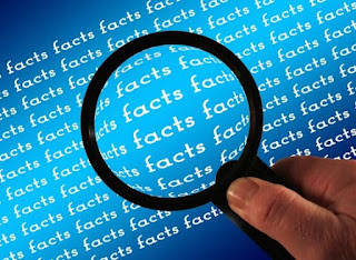 Katsotaan suurennuslasin läpi tekstiä, missä lukee kymmeniä kertoja sana facts eli faktoja.