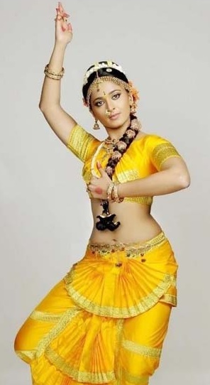 anushka shetty in Bharatnatyam pose