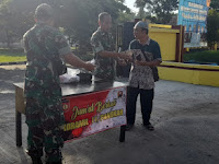 Jum'at Berkah, Koramil 11 Pangkah Kodim 0712 Tegal Bagikan – Bagi Nasi Bungkus Pada Tukang Becak 