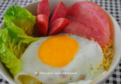 Hong Kong's style instant noodles soup