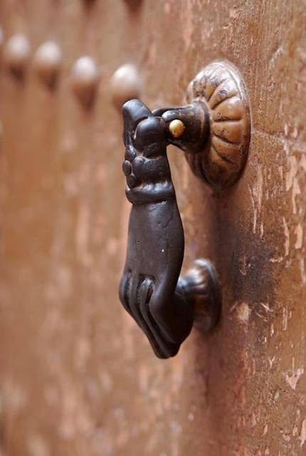 Door knockers are not very popular in our country. It is more practical to use the phone. But it also does a door knocker in such an original adaptation that is better seen as a design element. We found 24 interesting options.