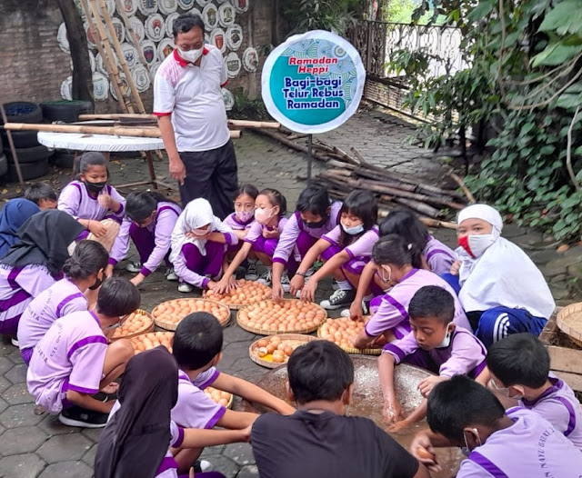 Latih Kerja Sama, Siswa SD Bantu Republik Aeng-Aeng Mempersiapkan Acara Bagi-Bagi Telur