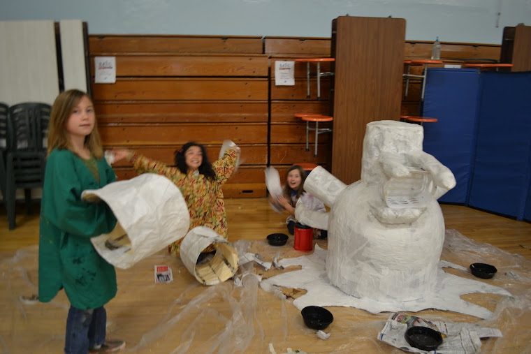 and more hands making the giant Alebrije!