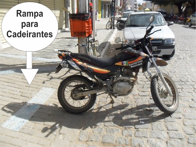 Moto da Guarda Municipal estacionada em local proibido