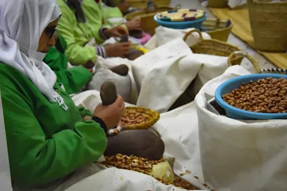 These women work in a women's cooperative. It works in cooperation with the BioProGreen company, which offers them decent wages. They produce argan oil in the traditional way for our most refined products.