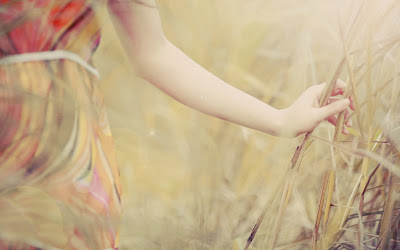 photo-mood-girl-nature-field-wallpaper-1920x1200