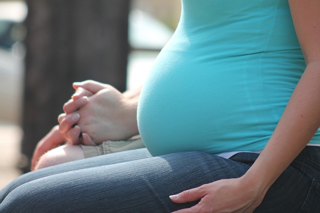 تشققات البطن أثناء الحمل