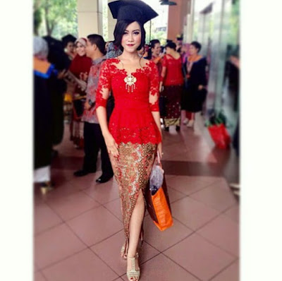 model kebaya wisuda modern warna merah dengan rok batik