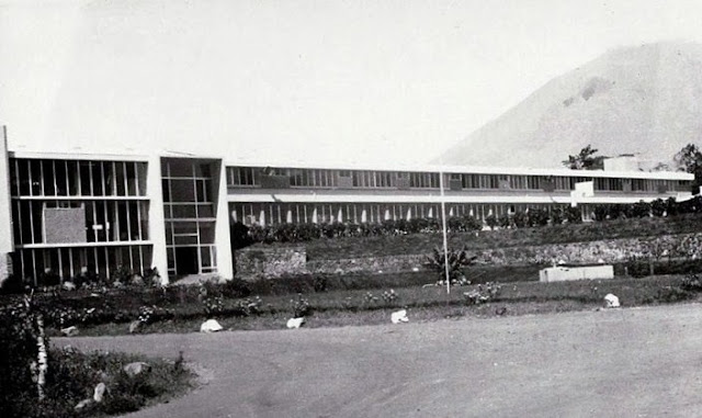 El Colegio Marista, con el Chaparrastique al fondo