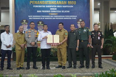 Dandim 0401/Muba Letkol Kav Fredy Christoma dan Kepala BNN Sumsel Brigjen Pol Guruh Fadiyanto saat penandatanganan MoU pemberantasan narkoba di Sekayu.