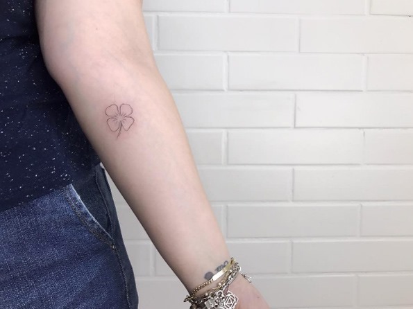 este_minimalista_trevo_de_quatro_folhas_da_tatuagem