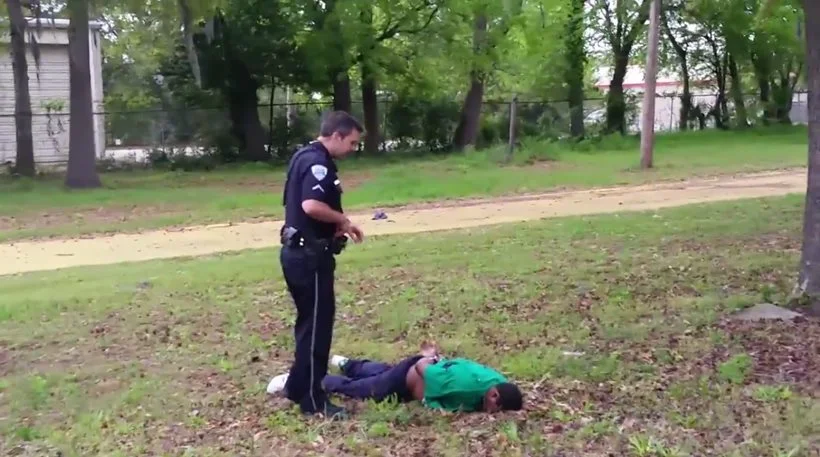Βίντεο: Αστυνομικός πυροβολεί πισώπλατα και σκοτώνει Αφροαμερικανό