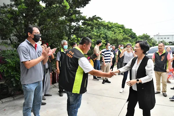 ▲ 彰化縣養豬協會第9屆理事長陳筆輝感謝王惠美縣長專程贈匾祝賀他當選，王縣長與縣府團隊對農民事業非常照顧及重視。（記者林明佑翻攝）