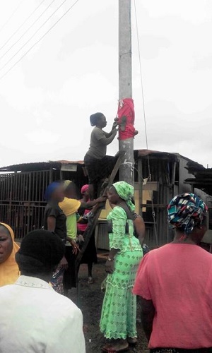 Photos: People Chase PHCN Officials by Tying Charms on Electricity Pole