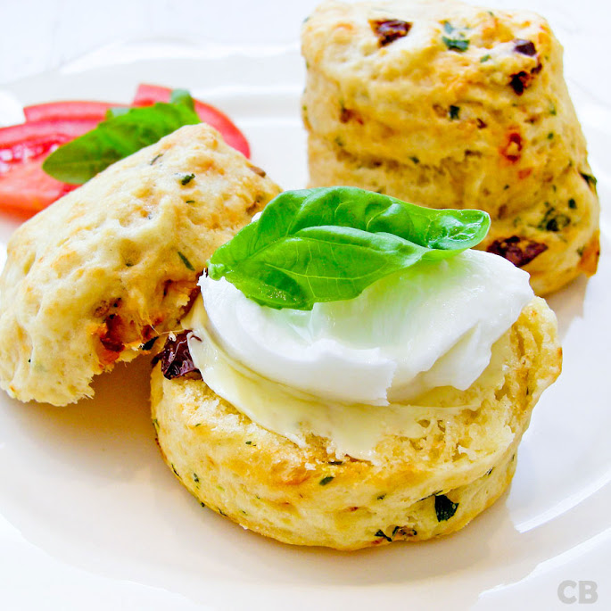 Scones met zongedroogde tomaten en basilicum, belegd met mozzarella