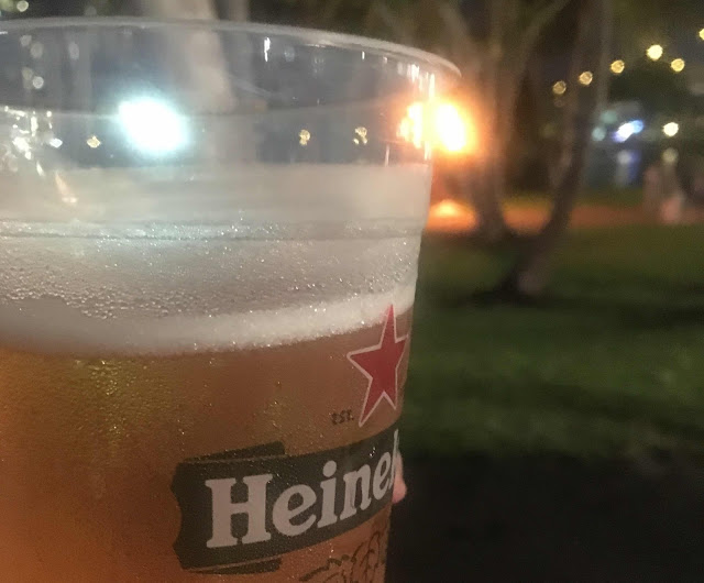 芝生でビールを楽しむ様子
