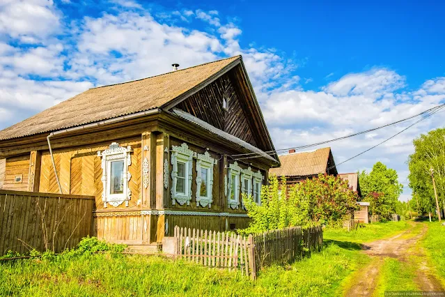 Деревенский дом, с резными, белыми наличниками