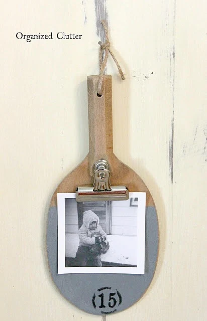 Ping Pong Paddle Photo Holders #upcycle #repurpose #photodisplay #stencil