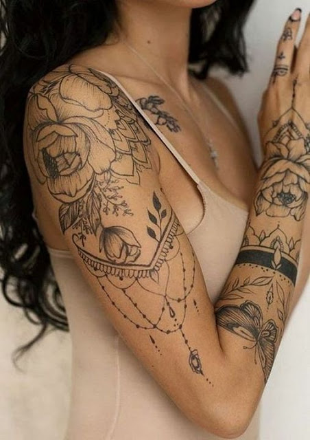 Deixe sua personalidade transparecer na pele: 40 mangas de tatuagens femininas para se inspirar!