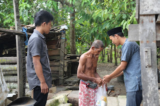 Pembagian Sembako Kepada warga kurang mampu