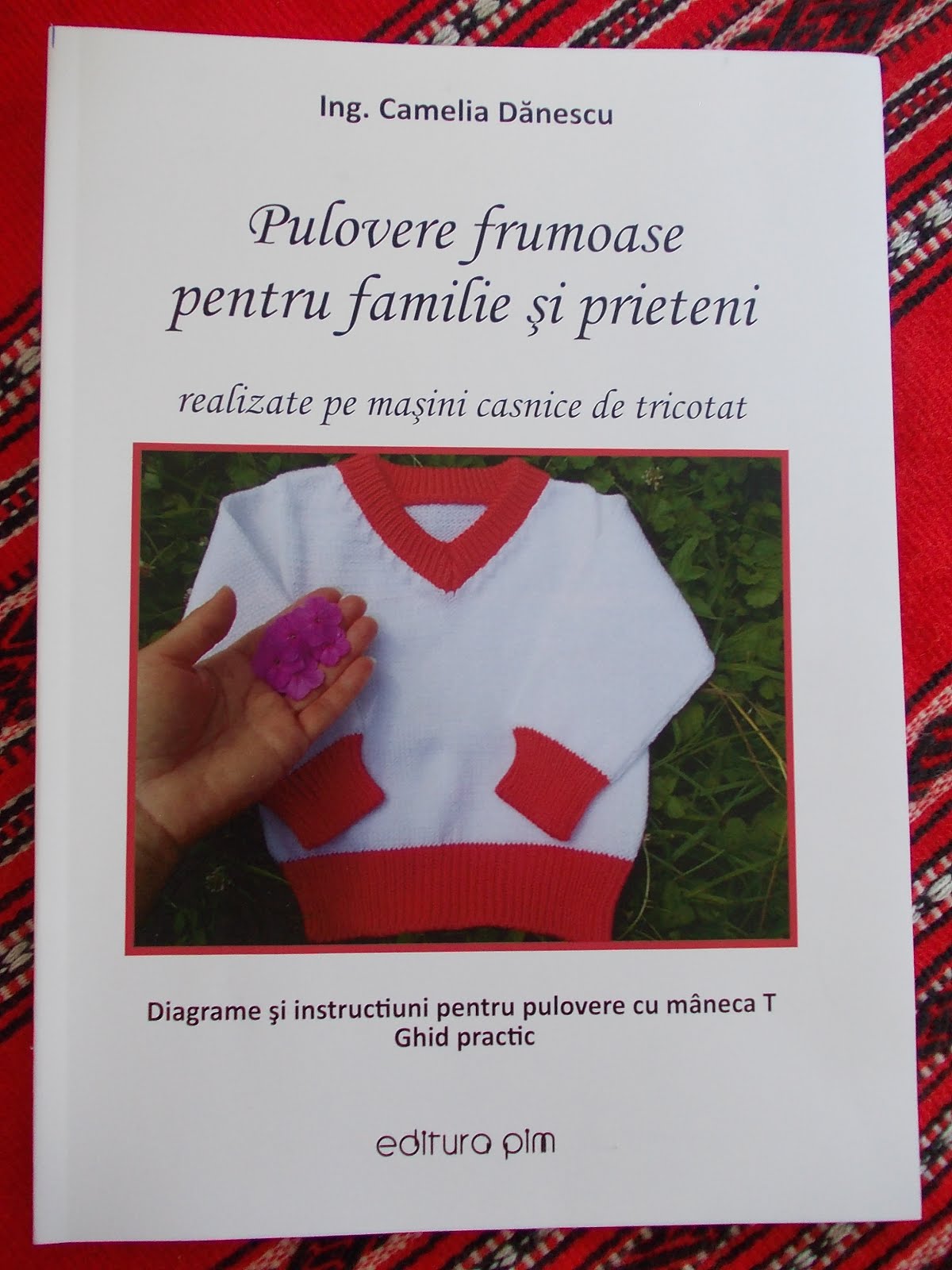 PRIMA CARTE DIN ROMANIA destinata special lucrului pe masini casnice de tricotat