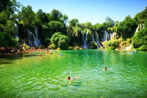 Gambar indah air terjun Kravica di Bosnia  Sibersensasi