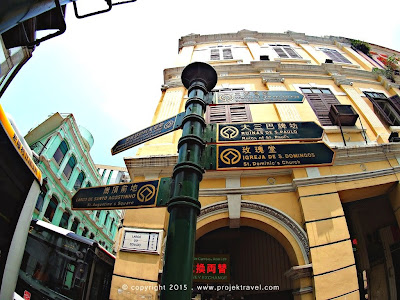 papan tanda arah di Macau