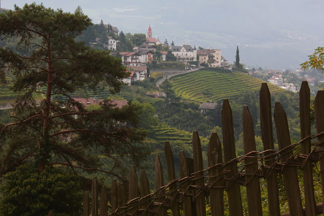 Na wzgórzu nad Merano leży miejscowość Dorf Tirol/ Tirol. Na skale nad Dorf Tirol/ Tirolo wznosi się zamek pierwszych hrabiów Tyrolu. Wioska leży na porośniętych winnicami i sadami jabłoniowymi obłych wzgórzach. Jej domy o spadzistych dachach cisną się wokół kościoła o wysokiej wieży